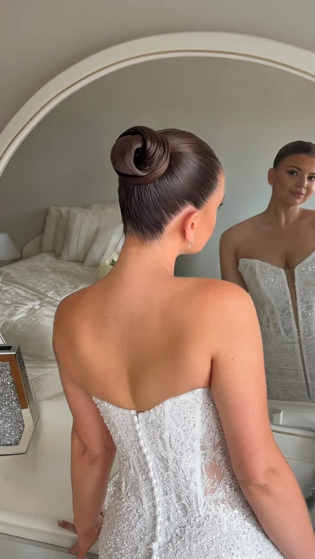 Sleek everything is here to stay in 2026…

Our beautiful Monica 🤍
@mondecicco 

Hair #bridalhaircouturebykatie
Makeup @victoriamonroe